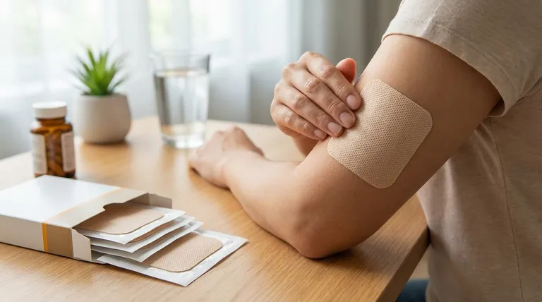 経皮パッチでは、経口療法と比べて他にどのような抗コリン作用の副作用が軽減されますか?