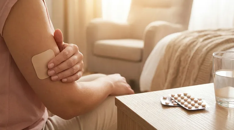 Que aspectos específicos foram avaliados nos questionários relativos ao adesivo transdérmico de rotigotina versus medicação oral para a DP?