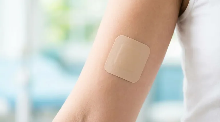 Que preocupações levaram à revisão da rotulagem do adesivo contracetivo?Explicação das actualizações de segurança