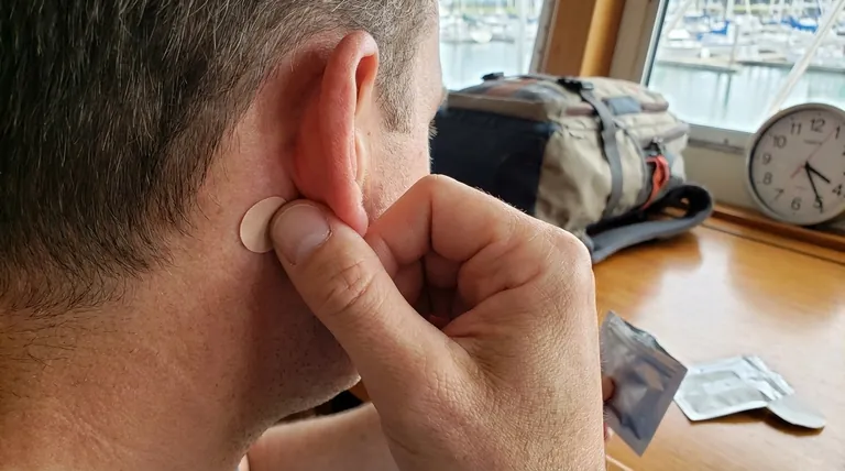 乗り物酔いにスコポラミンパッチはどう貼るべきか？最適な使用のための専門家のアドバイス