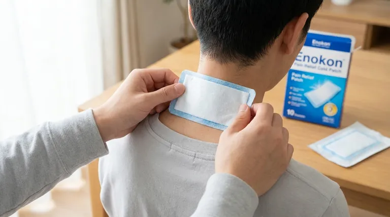 冷却パッチを正しく貼るための手順とは?最適な緩和のためのステップ・バイ・ステップ・ガイド